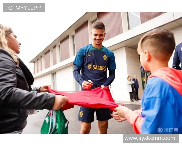 足球球星身着便装与球迷亲切合影展现日常休闲时光