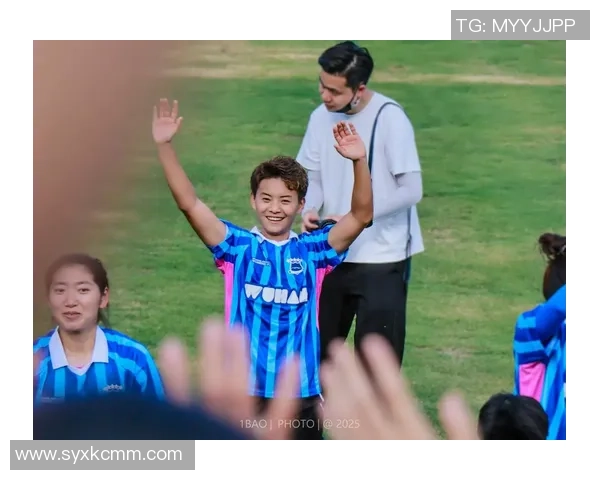 时尚与运动结合 足球穿搭球星女孩子的潮流风采解析