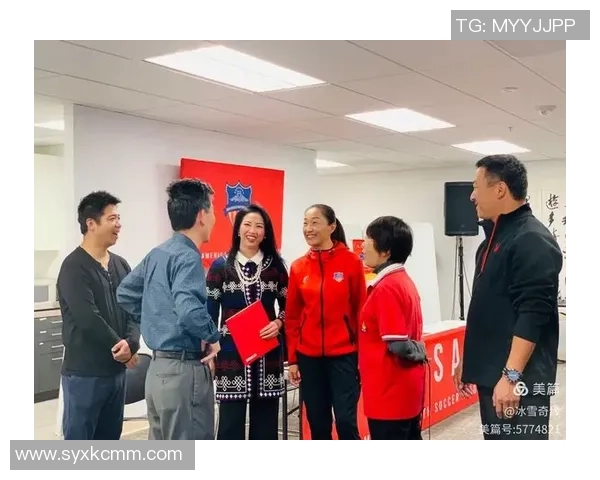 足球女星与世界顶级球员合影留念 展现运动魅力与友谊之光 足球女星与世界顶级球员合影留念 展现运动魅力与友谊之光